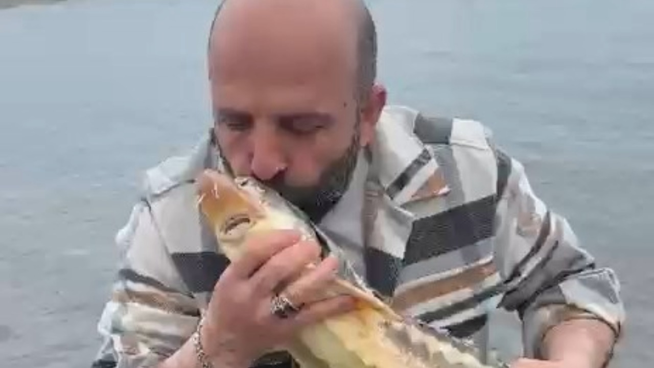 Ne olduğunu satın alınca fark etti, öpüp denize bıraktı