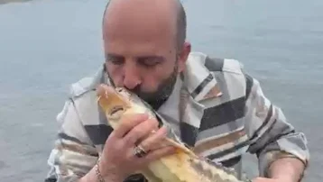 Ne olduğunu satın alınca fark etti, öpüp denize bıraktı