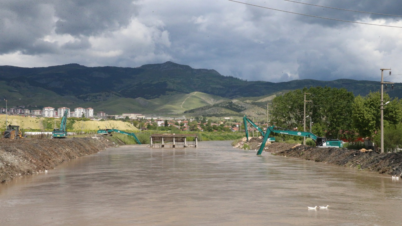 Tokat ve Amasya'da "baraj" alarmı. Evler tahliye edildi, 12 kilometre yığınak yapıldı