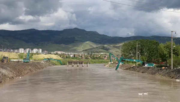 Tokat ve Amasya'da "baraj" alarmı. Evler tahliye edildi, 12 kilometre yığınak yapıldı