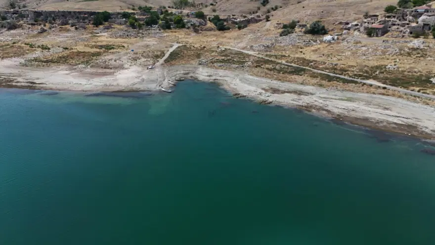 Barajda su seviyesi 4 katına çıktı, eski köy sular altında kaldı 