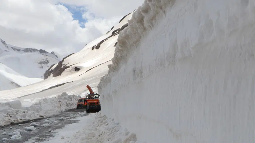 Bahar oraya uğramadı, mayıs başında hala 6 metre kar var 2