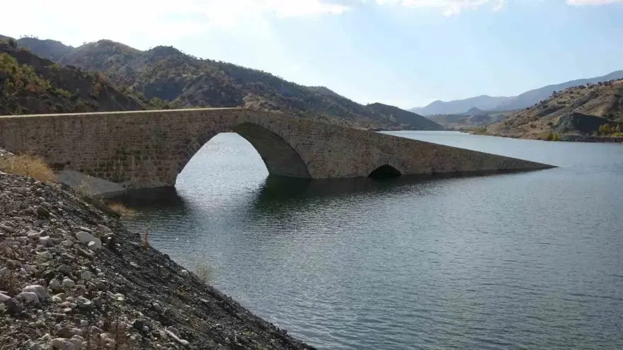 Beklenen oldu. Bin 500 yıllık köprü artık görülemeyecek 1