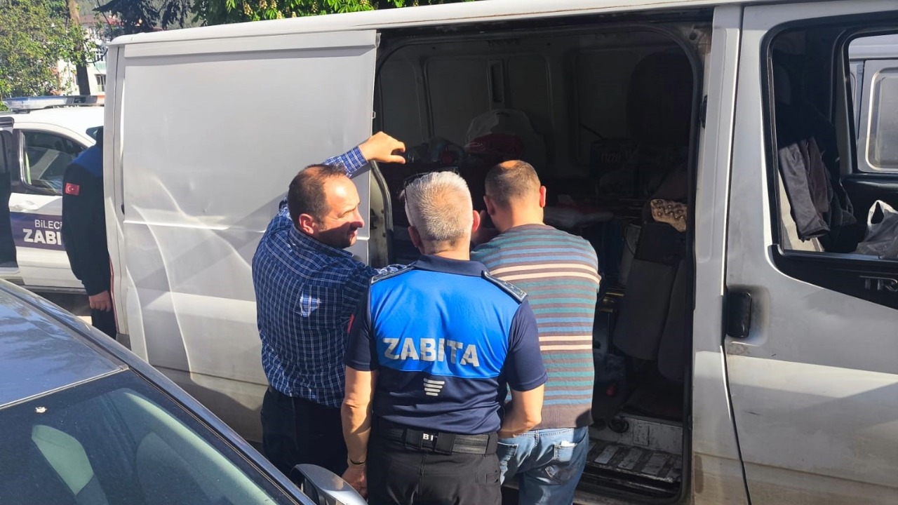 Seyyar satıcının hilesi zabıtaya takıldı. 100 kilo zeytine el konuldu