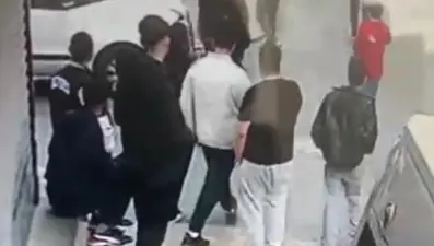 Kendisini uyaranlara bela oldu. Asker eğlencesini bastı, kalabalığa ateş açtı 