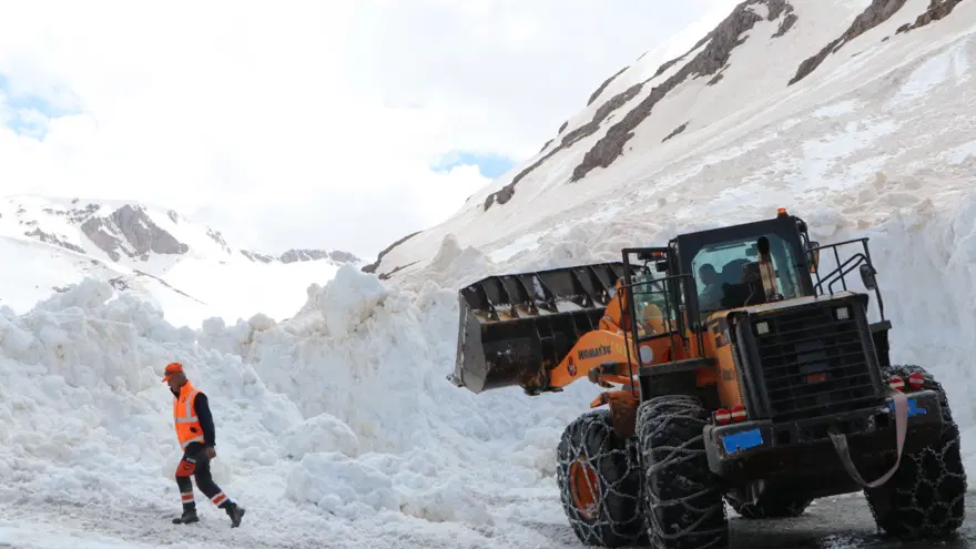 Bahar oraya uğramadı, mayıs başında hala 6 metre kar var 