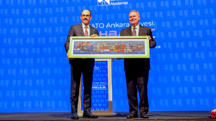 MİT Başkanı Kalın'dan NATO Genel Sekreter Yardımcısı Bray'e anlamlı hediye