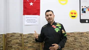Camide gördüklerini unutamadı, ücretsiz dağıtmaya başladı