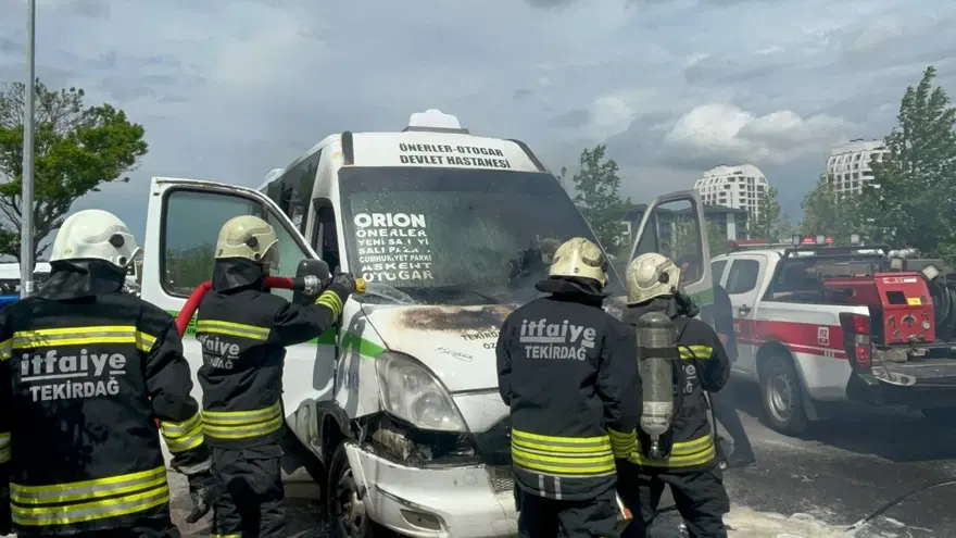 Minibüs yandı, sosyal medya fenomeni tepki gösterdi 1