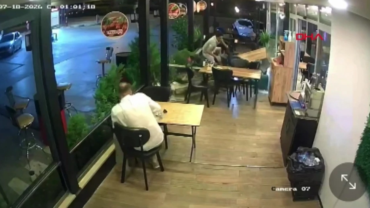Motosiklet lokantaya daldı, yemek yiyen müşteriye çarptı