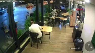 Motosiklet lokantaya daldı, yemek yiyen müşteriye çarptı