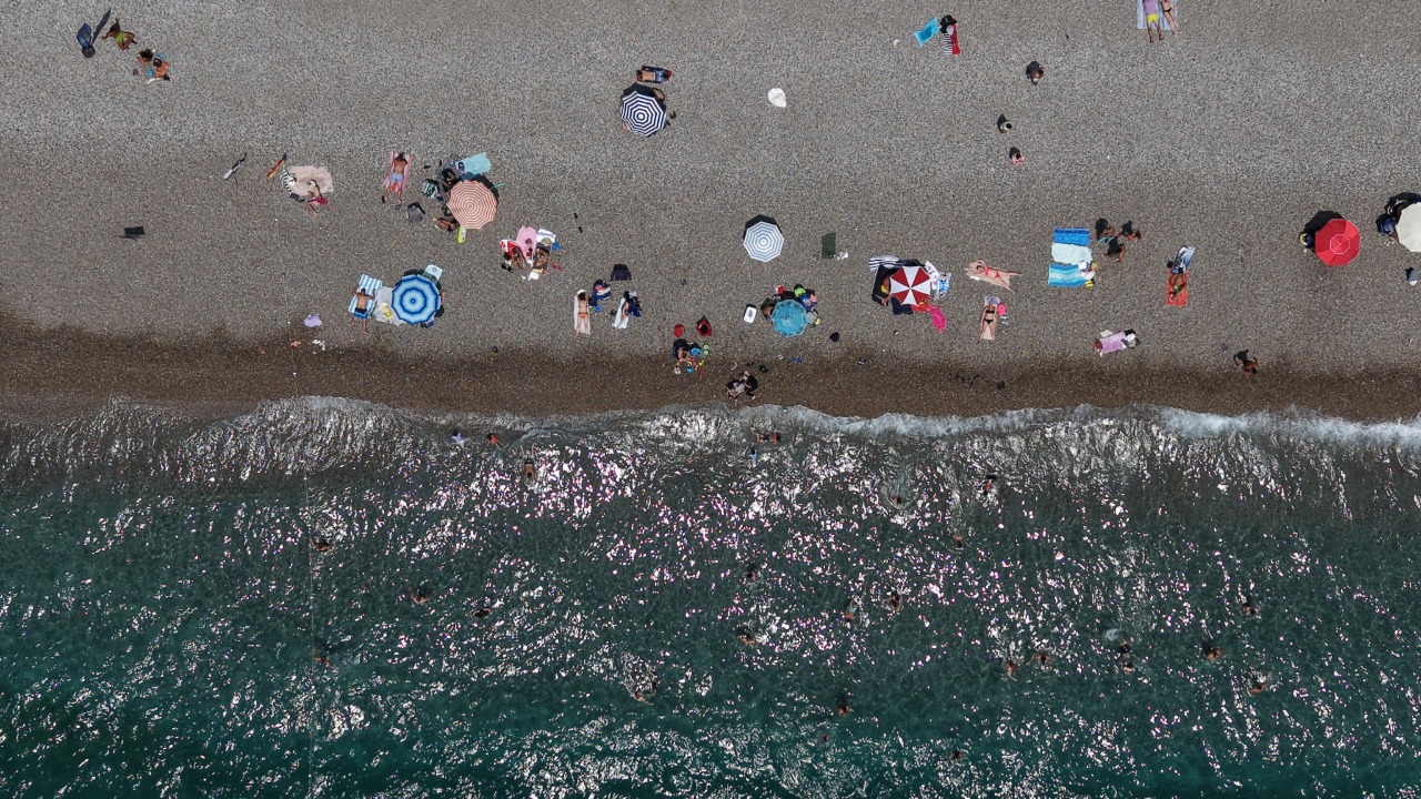 Antalya'da hava sıcaklığı 15 derece düştü, plajlar yine de boş kalmadı