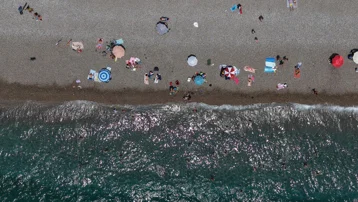 Antalya'da hava sıcaklığı 15 derece düştü, plajlar yine de boş kalmadı