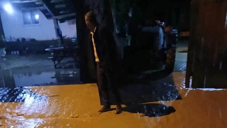 Yağış bütün gece sürdü, evleri su bastı 