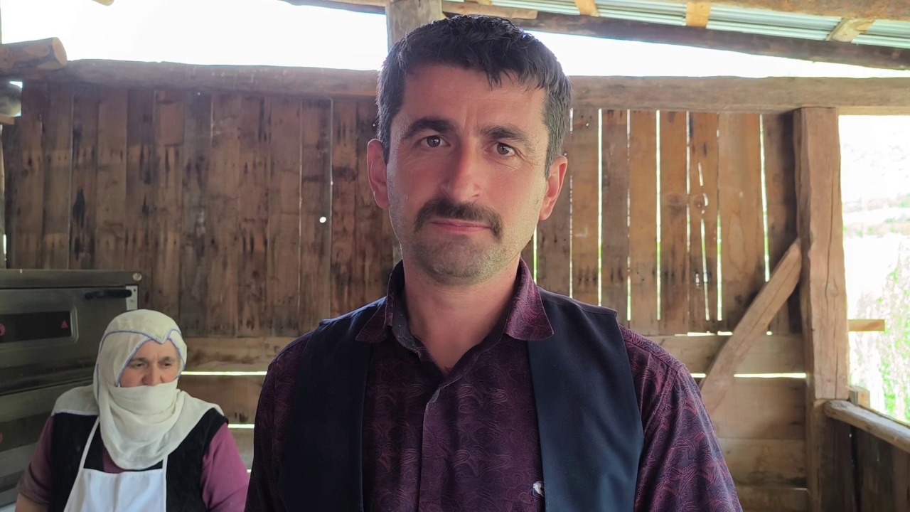 Şelalenin yanı başında yoğun mesai. Taleplere yetişemiyorlar