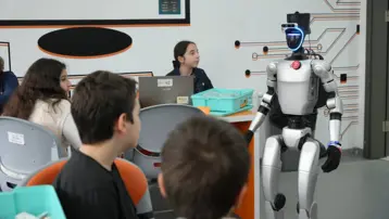 Türkiye'nin nüfusa kaydedilen ilk robotu işe başladı