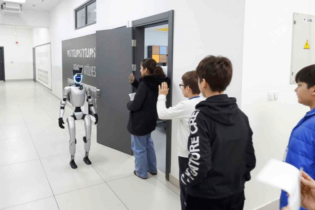 Türkiye'nin nüfusa kaydedilen ilk robotu işe başladı