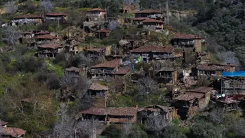 Ege'de hayalet köy. Yalnızca üç evde yaşam var