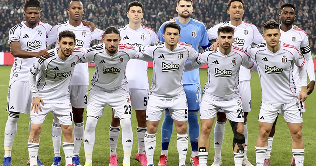 Formayı ayağıyla itti, büyük tepki geldi. Beşiktaşlı futbolcu hemen özür diledi