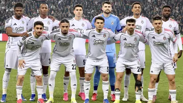 Formayı ayağıyla itti, büyük tepki geldi. Beşiktaşlı futbolcu hemen özür diledi