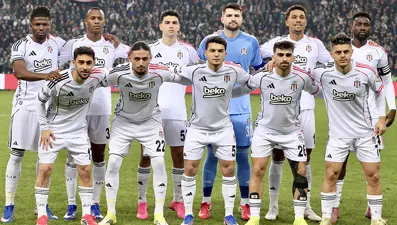 Formayı ayağıyla itti, büyük tepki geldi. Beşiktaşlı futbolcu hemen özür diledi