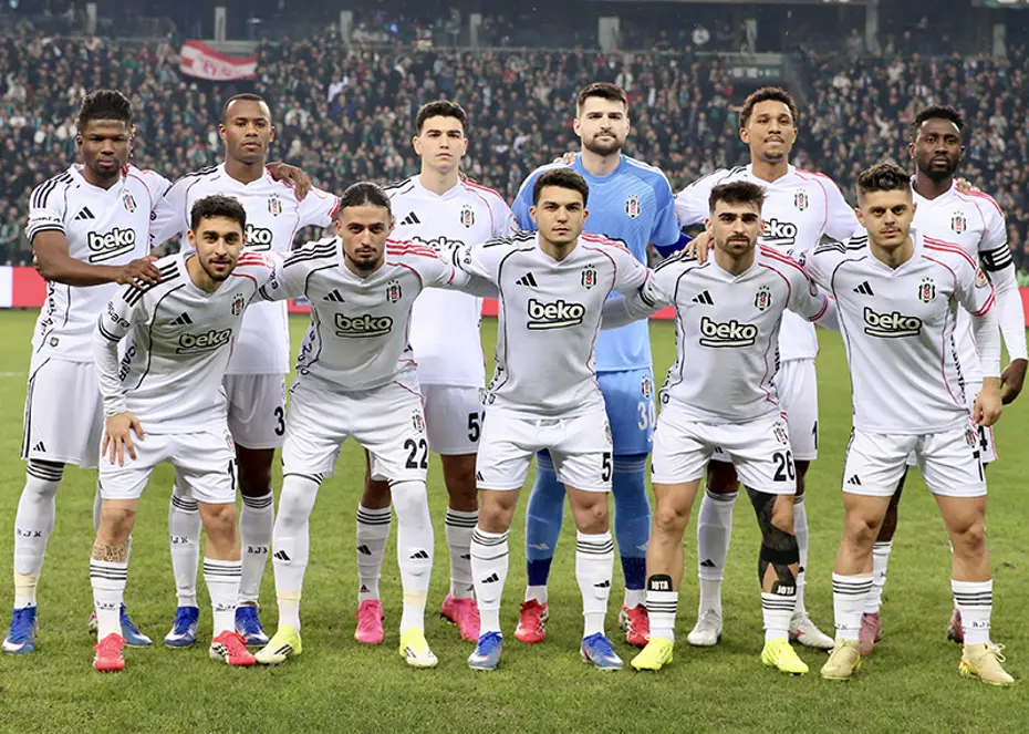 Formayı ayağıyla itti, büyük tepki geldi. Beşiktaşlı futbolcu hemen özür diledi