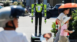 Çin sokaklarında robot polisler trafik denetimine başladı