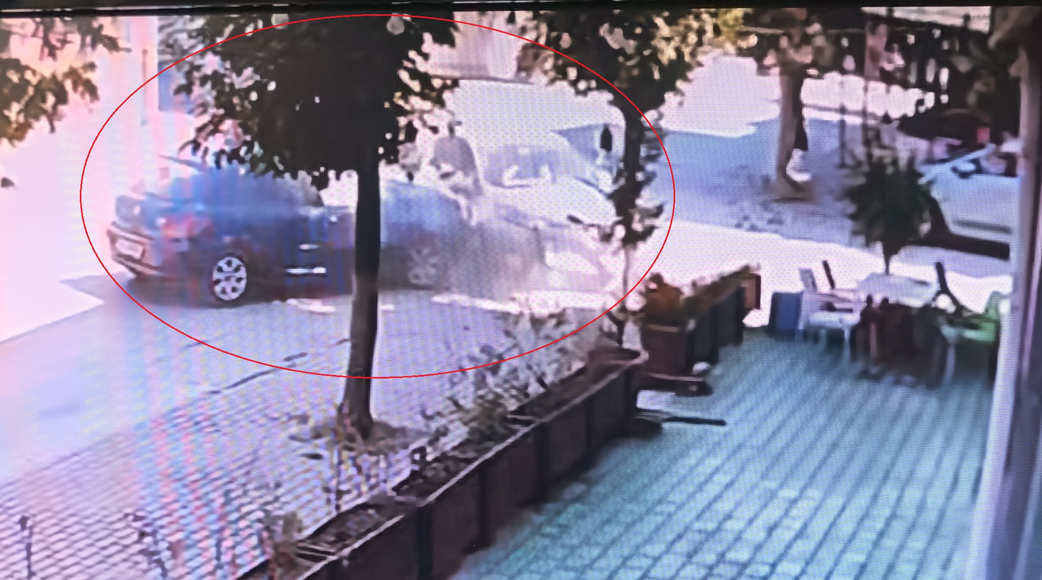 Caddede otomobiller çarpıştı. 3 yaralı