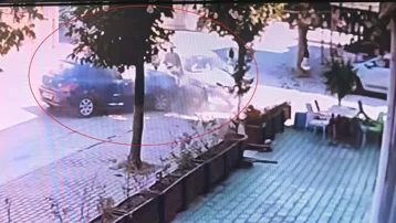 Caddede otomobiller çarpıştı. 3 yaralı