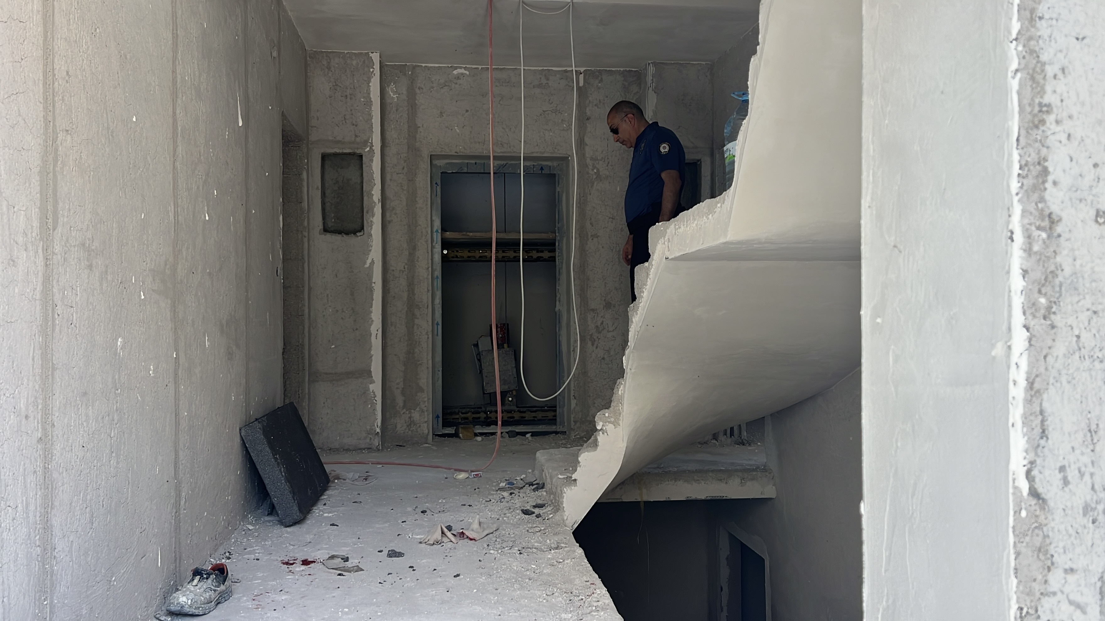 Çalıştığı inşaatta merdiven boşluğuna düşüp yaralandı