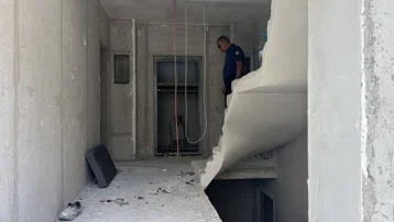 Çalıştığı inşaatta merdiven boşluğuna düşüp yaralandı