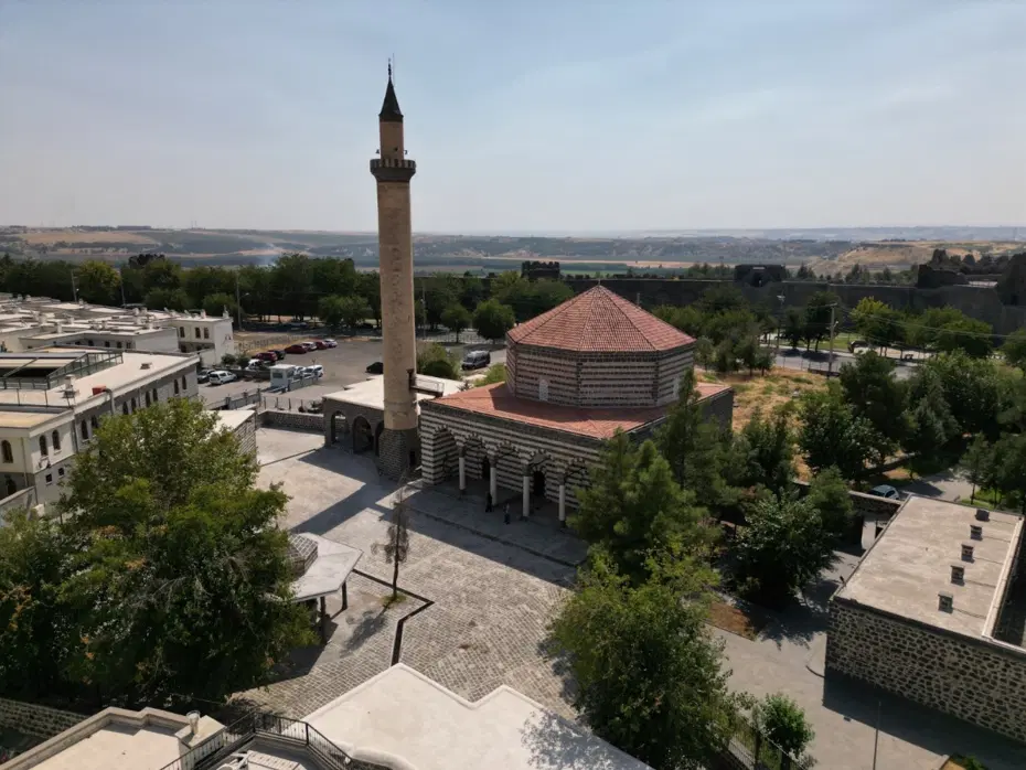 Bakan Ersoy duyurdu: Asırlık mabetler yeniden cemaatiyle buluşacak