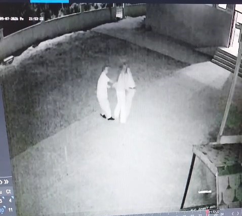Cami avlusunda genç çifti uyaran imam darbedildi