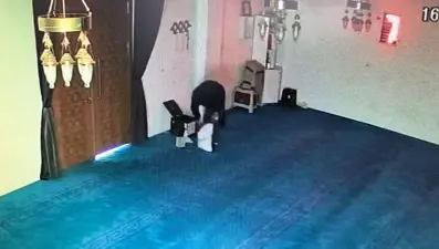 Camideki yardım kutusunu kırıp 100 bin TL çaldı