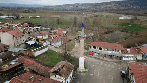 Cami yıkıldı, minare kaldı. Görenler şaşkınlıklarını gizleyemiyor