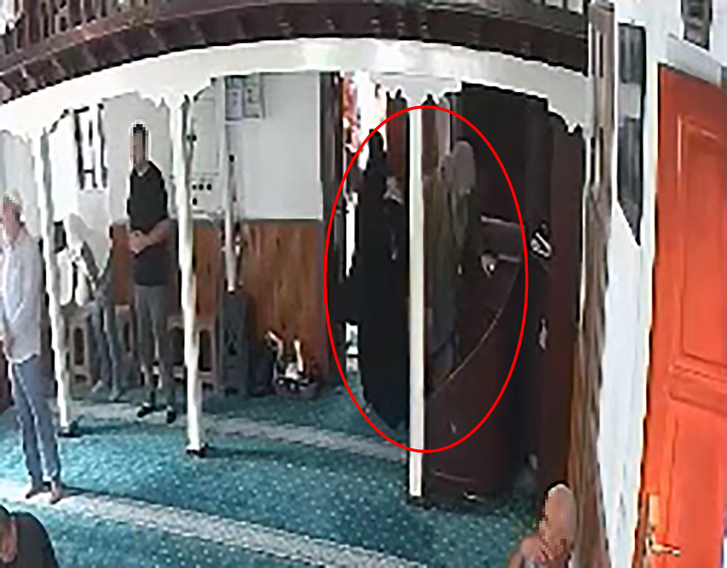Camiye gelen kadının çantasından cüzdanını çaldı, tutuklandı