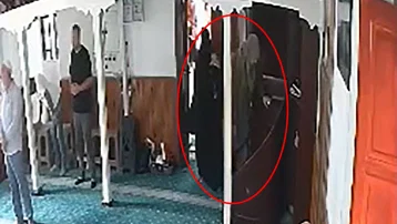 Camiye gelen kadının çantasından cüzdanını çaldı, tutuklandı