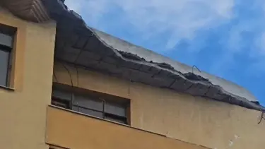 Çanakkale'de 5 katlı binanın çatısı çöktü