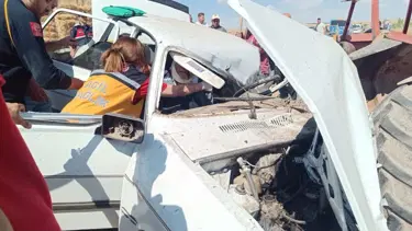 Park halindeki traktöre çarpan otomobilde 3 can kaybı