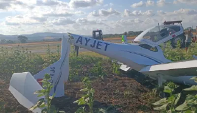Eğitim uçağı sert iniş yaptı. Öğrenci pilot yaralandıÇatalca'da eğitim uçuşunda sert iniş yapan uçak kaza kırıma uğradı. Öğrenci pilot Baran B. hafif yaralandı.