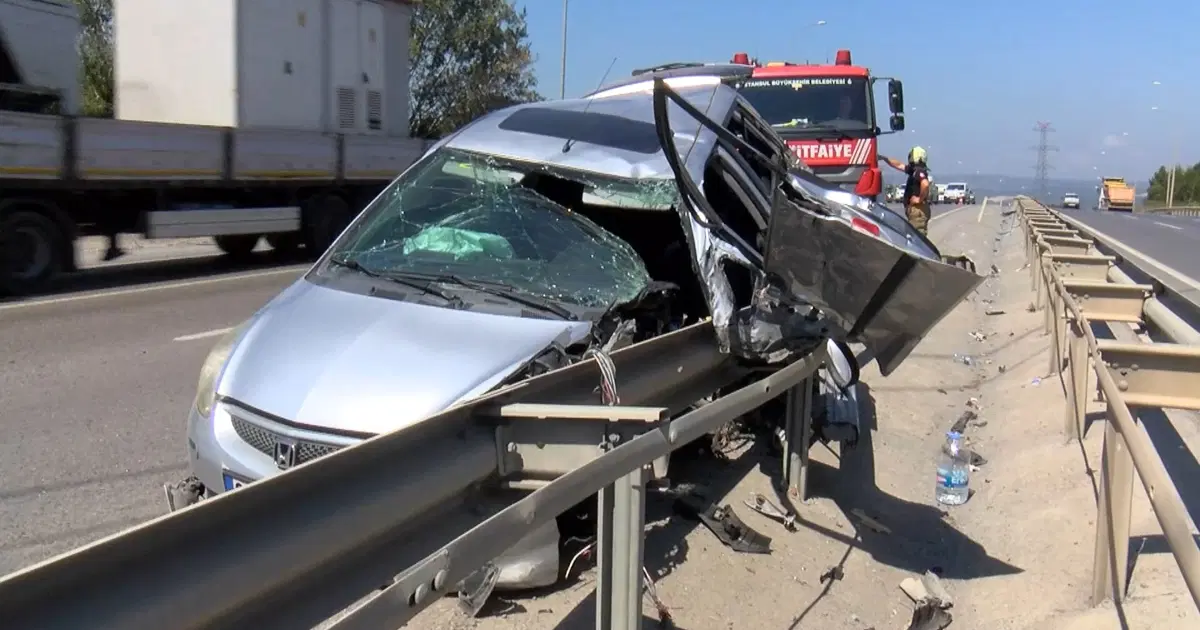 İstanbul Şile Yolu'nda bir otomobil bariyerlere saplandı