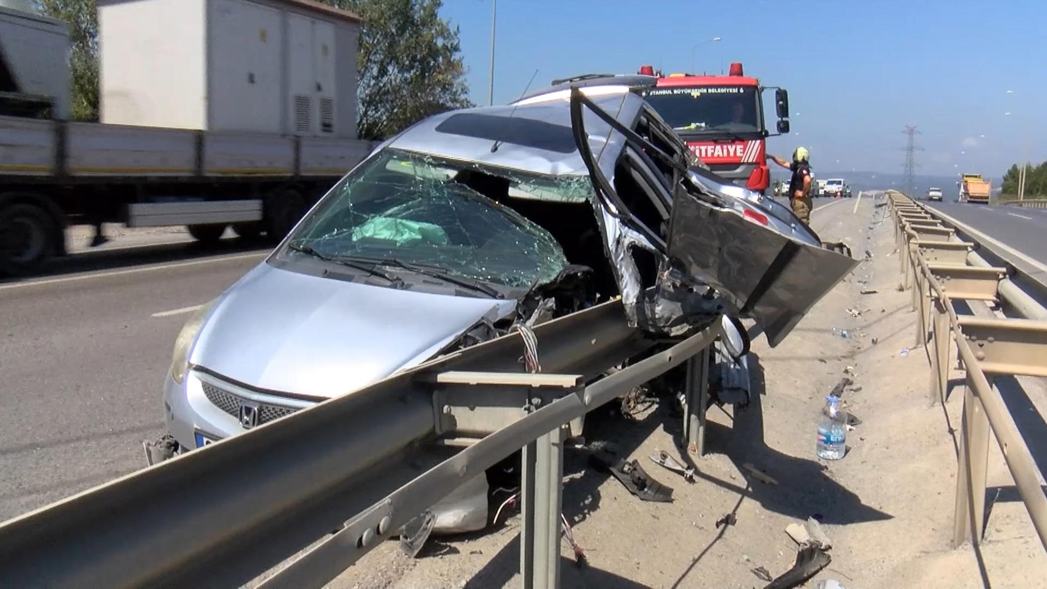 İstanbul Şile Yolu'nda bir otomobil bariyerlere saplandı
