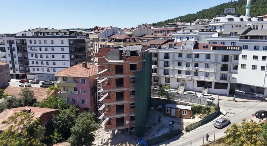 İstanbul'da binaya ''eğri'' dediler. Belediye açıklama yaptı, dronla kontrol edildi