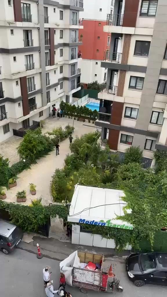 Yeni boşanmış çiftin cansız bedenleri sitenin bahçesinde bulundu