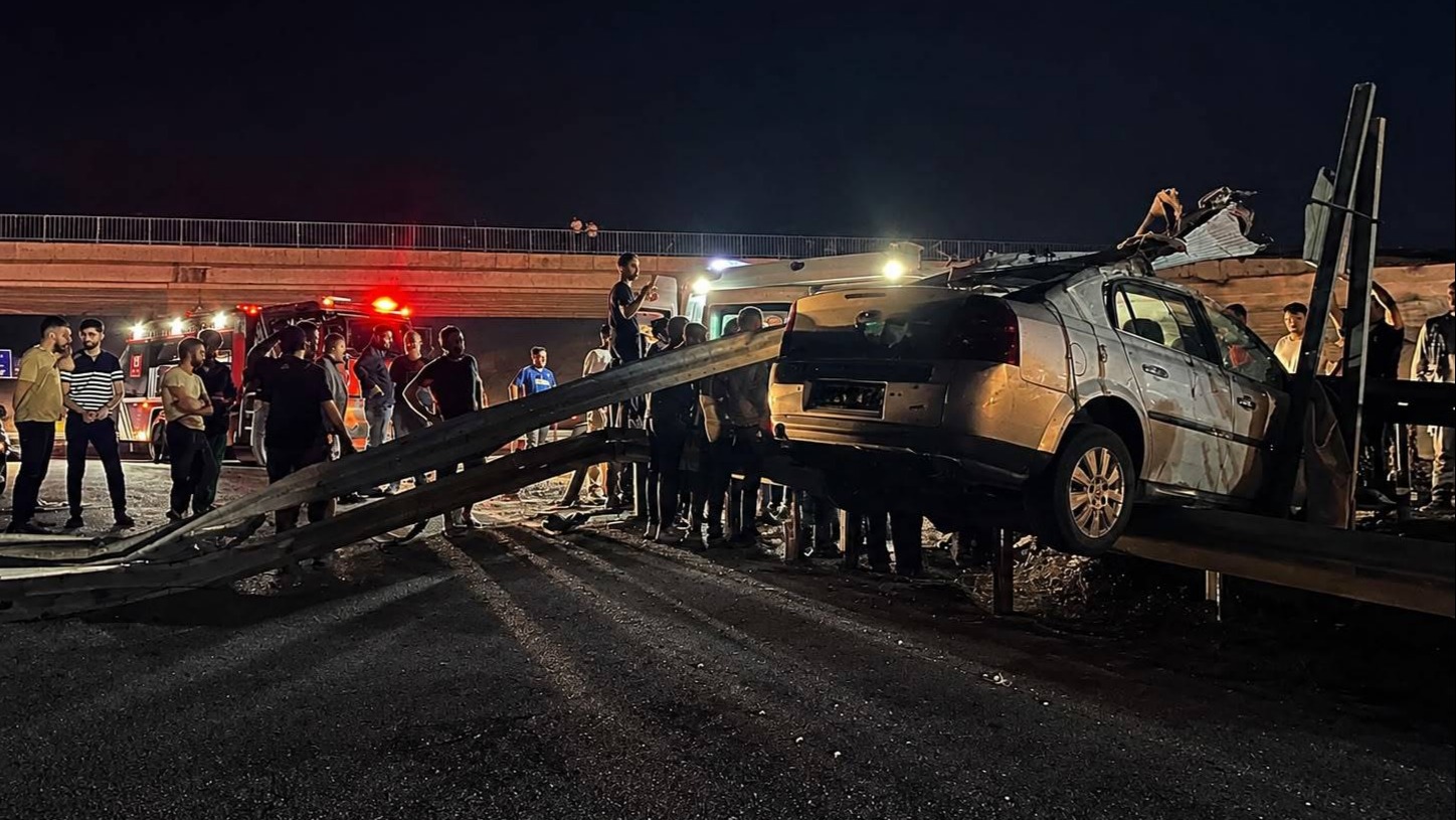 Çelik bariyerlere çarptı. 17 yaşındaki ehliyetsiz sürücüsü öldüMalatya'da çelik bariyerlere çarpan otomobilin 17 yaşındaki sürücüsü, hayatını kaybetti.