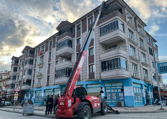 250 kiloluk kişinin cenazesi forkliftle indirildi