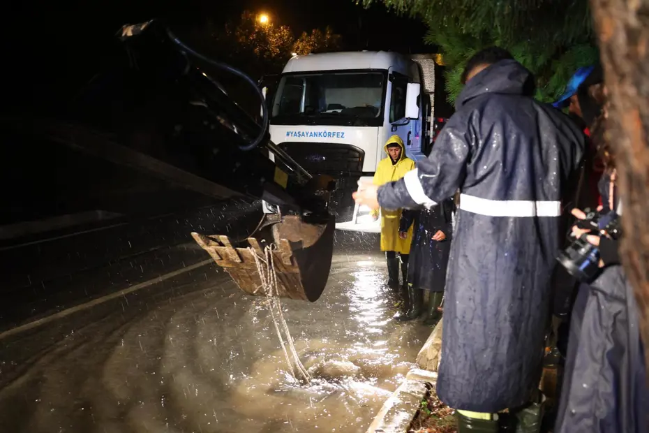 Çeşme’de sağanak su baskınlarına neden oldu