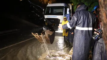 Çeşme’de sağanak su baskınlarına neden oldu