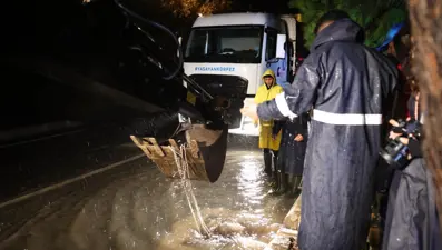 Çeşme’de sağanak su baskınlarına neden oldu