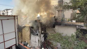 Antalya'da çıkan yangında yaşlı çifti çevredekiler kurtardı